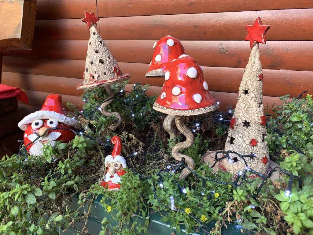 zwei Fliegenpilze und Weihnachtsmannköpfe für Blumentöpfe