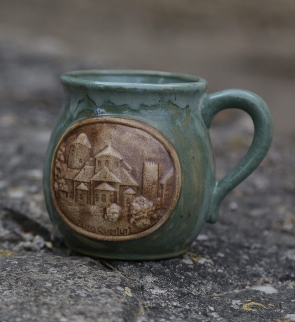 bauchige Tasse mit Burgmotiv